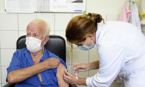 Resende: Idosos acima de 80 anos recebem segunda dose da vacina contra a Covid-19 nesta quinta